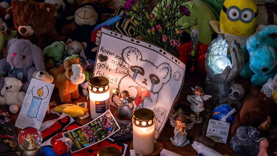 Im Gedenken an den get&ouml;teten Fabian legten zahlreiche Menschen im vorigen Oktober Kerzen und Kuscheltiere nieder. (Archivbild)