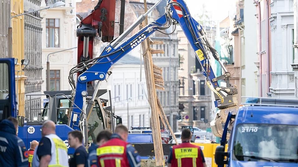 Das Gebiet um die Einsturzstelle ist weiträumig abgesperrt. Das Gebiet um die Einsturzstelle ist weiträumig abgesperrt.