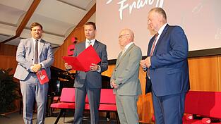 Die Sparkassenmedaille in Gold bekommt Franz Wittmann von Matthias Die&szlig;l, Pr&auml;sident des bayerischen Sparkassenverbandes, und Richard Reisinger (rechts), Vorsitzender des Sparkassenbezirksverbandes.