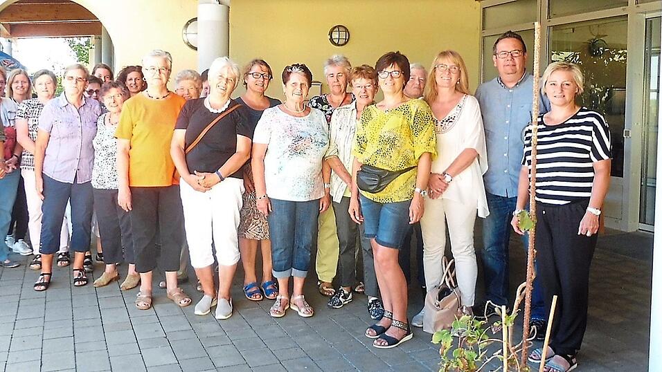 Werkstattleiter Christian Müller (2.v.r.) führte die Frauen des Frauenbundes Haardorf durch die Osterhofener Werkstätten der Lebenshilfe. Werkstattleiter Christian Müller (2.v.r.) führte die Frauen des Frauenbundes Haardorf durch die Osterhofener Werkstätten der Lebenshilfe.