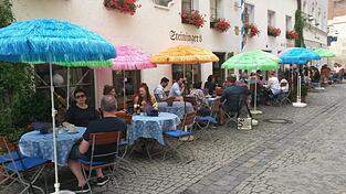 Die bunten Schirme des Anstoßes in der Jakobsgasse (2016).