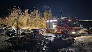 Nach dem Brand eines Obdachlosenlagers, bei dem eine tote Frau gefunden wurde, ermittelt die Polizei wegen eines mutmaßlichen Gewaltdelikts.