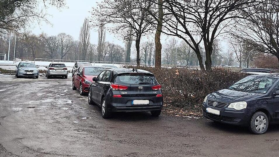 Werden auf diesem Parkplatz an der Uferstra&szlig;e unschuldige Autofahrer rigoros abgezockt oder sind manchen Autofahrern die Verkehrszeichen egal?
