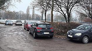 Werden auf diesem Parkplatz an der Uferstra&szlig;e unschuldige Autofahrer rigoros abgezockt oder sind manchen Autofahrern die Verkehrszeichen egal?