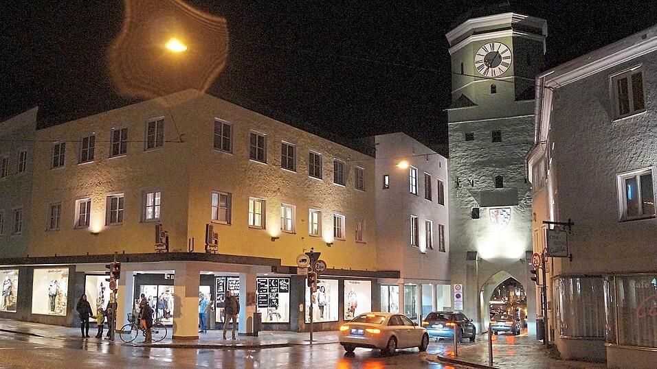 Der Stadtturm von Vilsbiburg wird derzeit noch angetrahlt - das kostet viel Strom. Einzeln abgeschaltet kann er aber nicht werden.