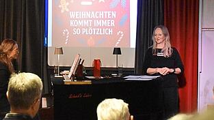 W&auml;hrend des Abends gab es eine lockere Regie vom Fl&uuml;gel aus: Evi Huber (rechts) mit Katrin Simon (links).