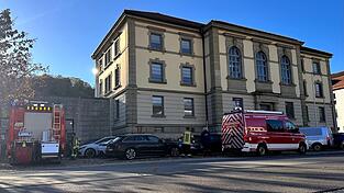 Wegen des Brandes r&uuml;ckte die Feuerwehr zu der JVA aus.