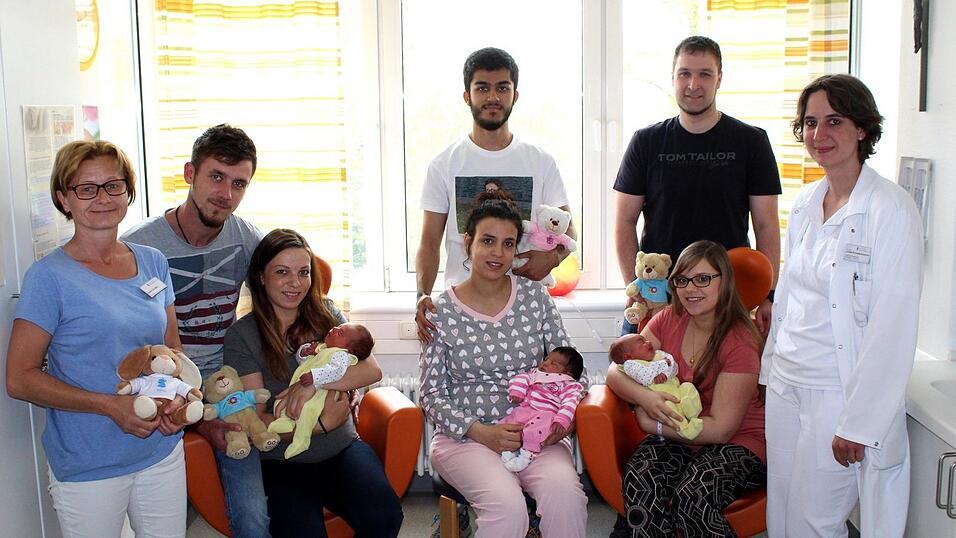 Seit einem Jahr ist Dr. Irmelda Schrettenbrunner als Oberärztin bei den Sana Kliniken des Landkreises Cham tätig. Sie hat schon vielen Babys - so wie hier den kleinen 'Osterhasen' im April 2019 - auf die Welt geholfen. Seit einem Jahr ist Dr. Irmelda Schrettenbrunner als Oberärztin bei den Sana Kliniken des Landkreises Cham tätig. Sie hat schon vielen Babys - so wie hier den kleinen 'Osterhasen' im April 2019 - auf die Welt geholfen.