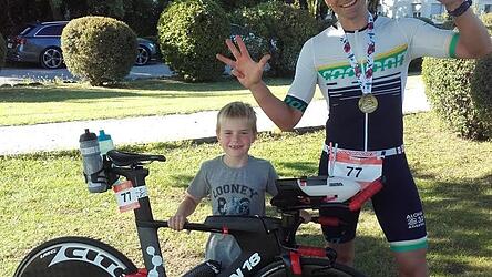&Uuml;bergl&uuml;cklich h&auml;lt Frank Steffens nach dem Austria Triathlon in Podersdorf neun Finger in die Luft. Neun Stunden, 48 Minuten und elf Sekunden ben&ouml;tigte der Triathlet f&uuml;r den Wettkampf und blieb damit unter zehn Stunden.