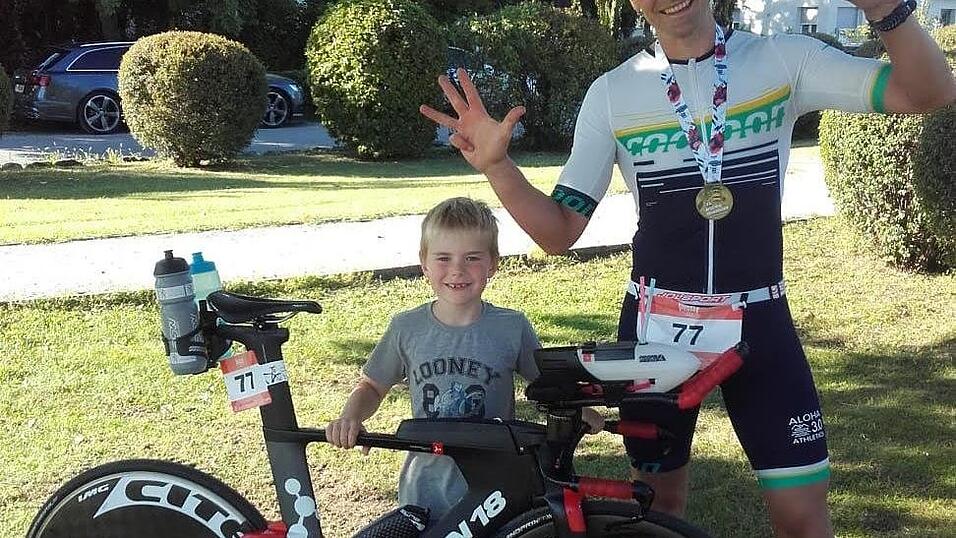 Überglücklich hält Frank Steffens nach dem Austria Triathlon in Podersdorf neun Finger in die Luft. Neun Stunden, 48 Minuten und elf Sekunden benötigte der Triathlet für den Wettkampf und blieb damit unter zehn Stunden. Überglücklich hält Frank Steffens nach dem Austria Triathlon in Podersdorf neun Finger in die Luft. Neun Stunden, 48 Minuten und elf Sekunden benötigte der Triathlet für den Wettkampf und blieb damit unter zehn Stunden.