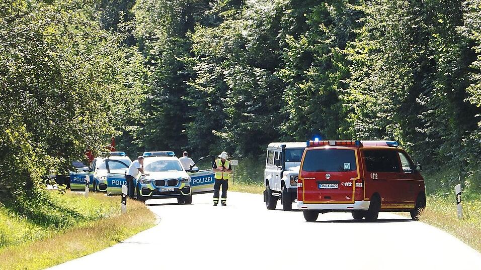 Auf der Staatsstraße von Lederdorn Richtung Bad Kötzting, auf Höhe des Gehstorfer Bergs, wurde ein Radfahrer durch einen Lkw-Anhänger erfasst und schwer verletzt. Auf der Staatsstraße von Lederdorn Richtung Bad Kötzting, auf Höhe des Gehstorfer Bergs, wurde ein Radfahrer durch einen Lkw-Anhänger erfasst und schwer verletzt.