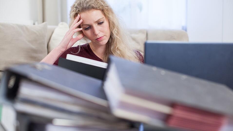 Wenn sich Akten stapeln: Zu viel Arbeit kann uns stressen.