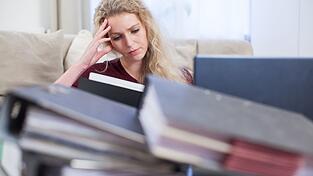 Wenn sich Akten stapeln: Zu viel Arbeit kann uns stressen. Wenn sich Akten stapeln: Zu viel Arbeit kann uns stressen.