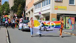 Beim dritten Christopher Street Day führt ein Demozug durch die Chamer Straßen.