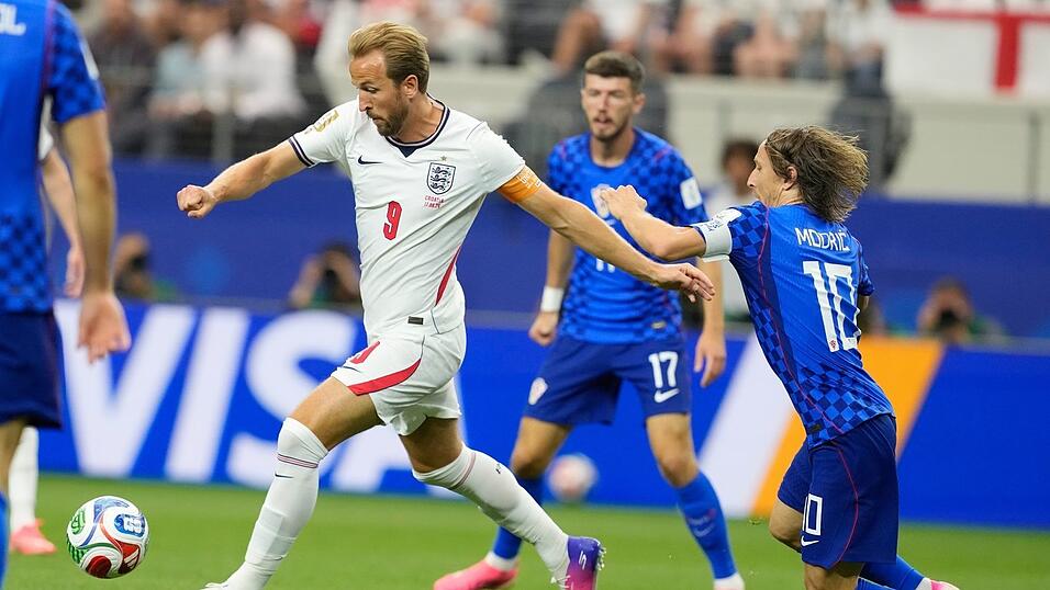 Zwei Ausnahme-Fu&szlig;baller im Zweikampf: Harry Kane (l) und Luka Modric.