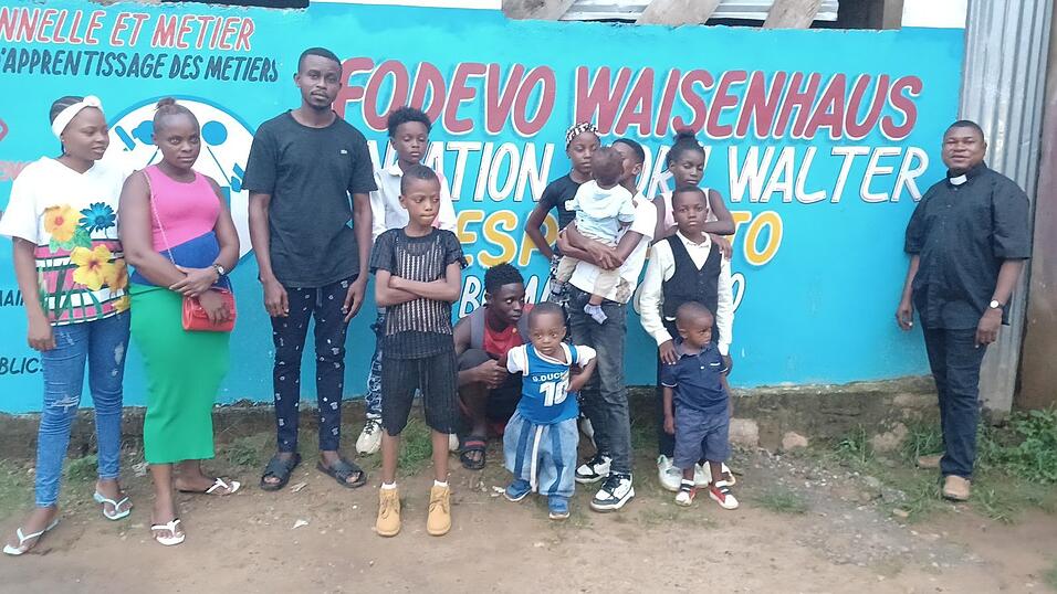 Pfarrvikar Prosper Ngulu-Ngulu (rechts) gemeinsam mit einigen Waisenkindern in seiner Heimat im Kongo.