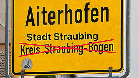 Stadt Straubing statt Kreis Straubing-Bogen: Geht es nach Peter Stranninger, könnte Aiterhofen ein neues Ortsschild erhalten.