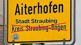 Stadt Straubing statt Kreis Straubing-Bogen: Geht es nach Peter Stranninger, könnte Aiterhofen ein neues Ortsschild erhalten.