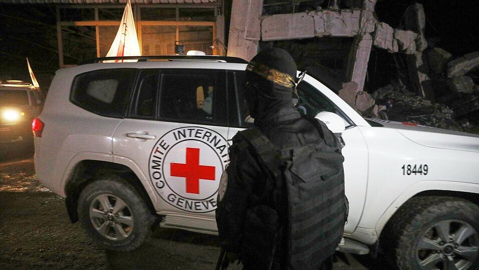 Vier weitere übergebene Leichen wurden zur Identifizierung in ein forensisches Institut in Tel Aviv gebracht.