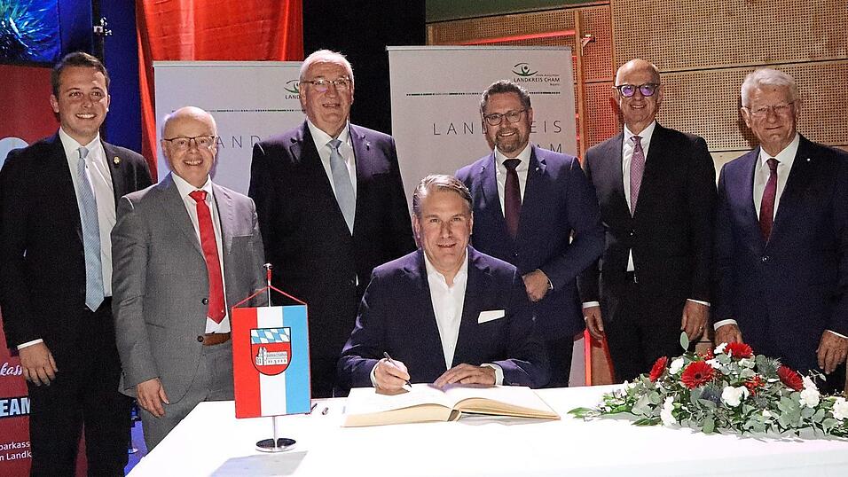 Ganz analog trägt sich Prof. Dr. Christian Stummeyer im Gästebuch des Landkreises ein. Mit im Bild: Julian Preidl, Franz Wittmann, Franz Löffler, Dr. Gerhard Hopp, Walter Jonas und Theo Zellner (von links).