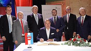 Ganz analog trägt sich Prof. Dr. Christian Stummeyer im Gästebuch des Landkreises ein. Mit im Bild: Julian Preidl, Franz Wittmann, Franz Löffler, Dr. Gerhard Hopp, Walter Jonas und Theo Zellner (von links).