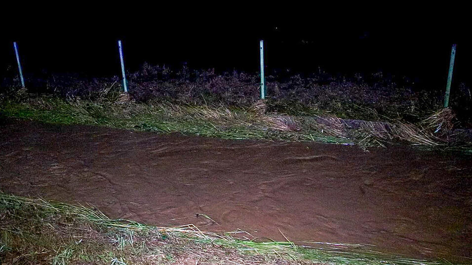 In Künzing im Landkreis Deggendorf überschwemmten Wassermassen auf einem Überlaufbecken eine nahe Wohnsiedlung - mehrere Keller liefen voll, auch die Straße stand zeitweise unter Wasser. In Künzing im Landkreis Deggendorf überschwemmten Wassermassen auf einem Überlaufbecken eine nahe Wohnsiedlung - mehrere Keller liefen voll, auch die Straße stand zeitweise unter Wasser.