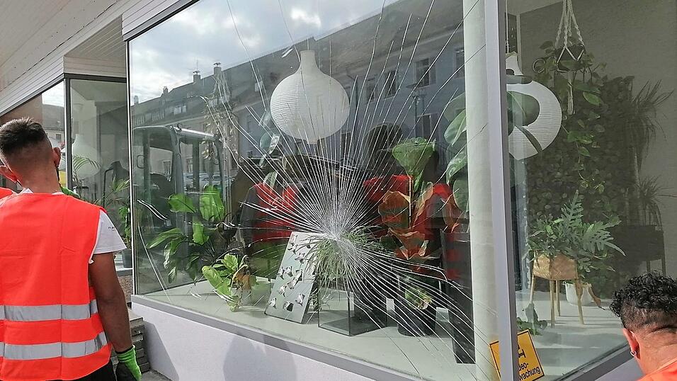 Kurz nach dem Ungl&uuml;ck kam das Ehepaar Schmiedberger zuf&auml;llig vorbei. 'Die Vibrationen haben es gesprengt', sollen die Arbeiter gesagt haben. Bis einer von ihnen zugab, dass die Baggerschaufel das Fenster besch&auml;digt hat.