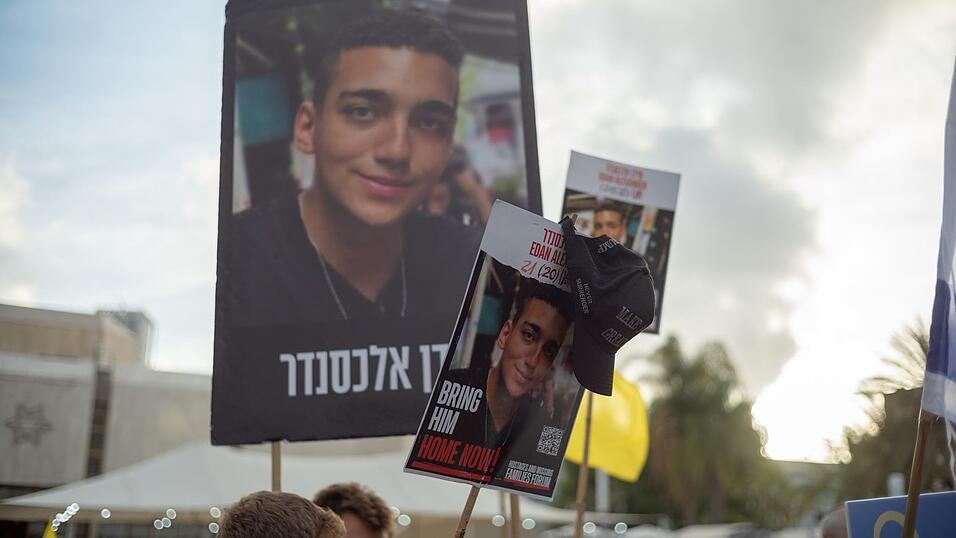 Der im Mai von der Terrororganisation Hamas nach 584 Tagen als Geisel im Gazastreifen freigelassene Israeli Edan Alexander hat angekündigt, erw wolle erneut in die Armee eintreten. Der im Mai von der Terrororganisation Hamas nach 584 Tagen als Geisel im Gazastreifen freigelassene Israeli Edan Alexander hat angekündigt, erw wolle erneut in die Armee eintreten.