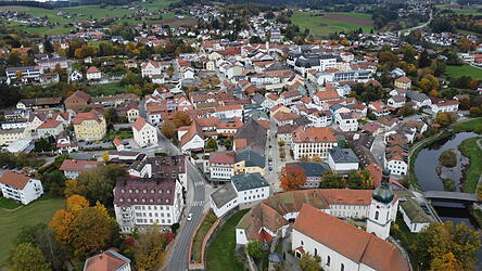 Ein B&uuml;rgermeisterkandidat und sechs Stadtratslisten treten bei der Kommunalwahl am 8. M&auml;rz in der Stadt Bad K&ouml;tzting an.