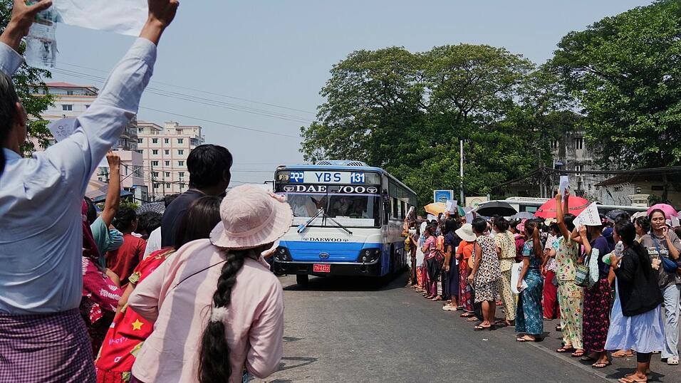 Vor dem  Insein-Gef&auml;ngnis warteten zahlreiche Angeh&ouml;rige.