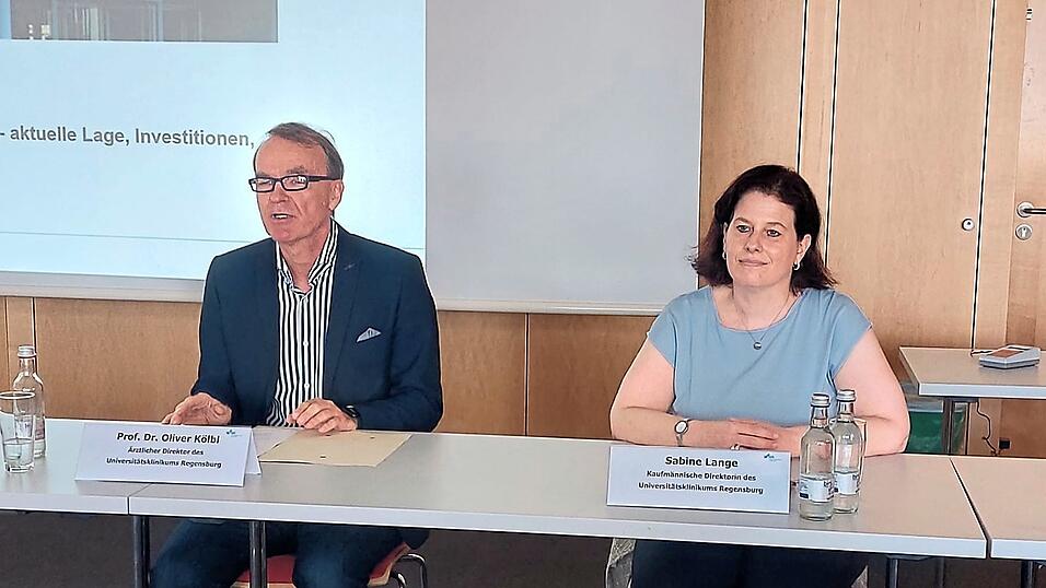 Oliver Kölbl und Sabine Lange haben einen Ausblick gegeben, wie das UKR künftig mit der derzeitigen wirtschaftlichen Situation umgehen will. Oliver Kölbl und Sabine Lange haben einen Ausblick gegeben, wie das UKR künftig mit der derzeitigen wirtschaftlichen Situation umgehen will.