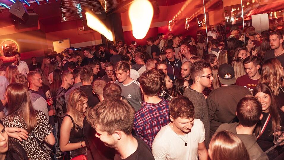 So war die Party am Wochenende im Zinnober in Bad Kötzting. So war die Party am Wochenende im Zinnober in Bad Kötzting.
