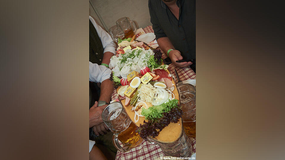 Die Partybilder vom Samstag, 8. August, aus dem Festzelt Lechner. Die Partybilder vom Samstag, 8. August, aus dem Festzelt Lechner.