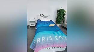 Ein Bett im Olympischen Dorf.