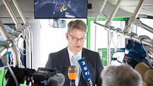 Verkehrsminister Schnieder zeigt sich nach seiner Fahrt im autonomen Bus beeindruckt.