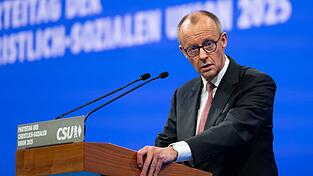 Auf Details der geplanten Verhandlungen über einen Waffenstillstand geht Bundeskanzler Friedrich Merz (CDU) in seiner Rede auf dem CSU-Parteitag nicht ein. Auf Details der geplanten Verhandlungen über einen Waffenstillstand geht Bundeskanzler Friedrich Merz (CDU) in seiner Rede auf dem CSU-Parteitag nicht ein.