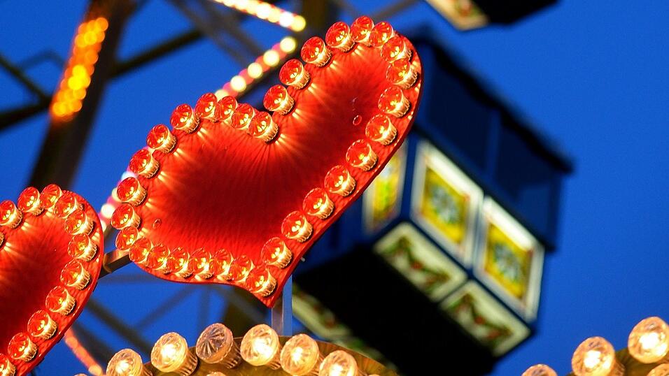 Wer ein Herz für das Straubinger Volksfest hat, der darf sich auf die diesjährige fünfte Jahreszeit freuen. Wer ein Herz für das Straubinger Volksfest hat, der darf sich auf die diesjährige fünfte Jahreszeit freuen.