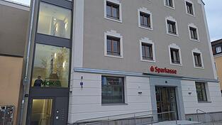 Die Sparkassenfassade zum Preysingplatz hin - mit dem nebenliegenden gl&auml;sernen Treppenhaus.