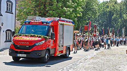 Dem Kirchenzug voraus fuhr das neue Feuerwehrfahrzeug.