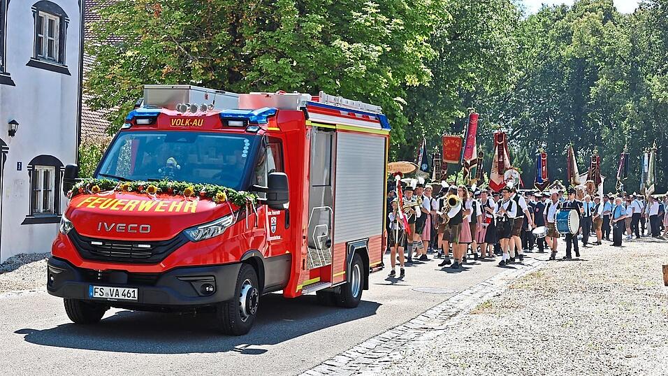 Dem Kirchenzug voraus fuhr das neue Feuerwehrfahrzeug. Dem Kirchenzug voraus fuhr das neue Feuerwehrfahrzeug.