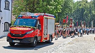 Dem Kirchenzug voraus fuhr das neue Feuerwehrfahrzeug. Dem Kirchenzug voraus fuhr das neue Feuerwehrfahrzeug.