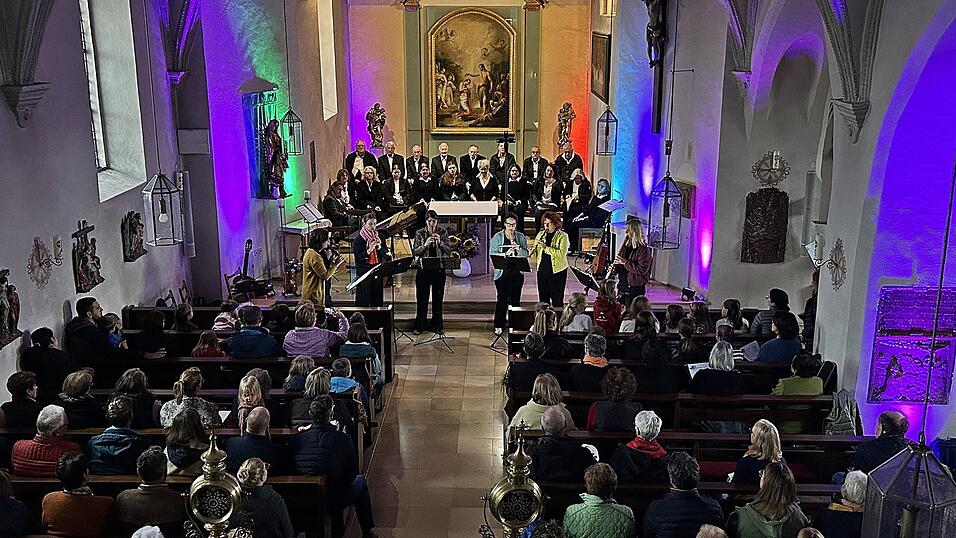 Die illuminierte Kirche sorgte beim Benefizkonzert für den stimmungsvollen Rahmen. Die illuminierte Kirche sorgte beim Benefizkonzert für den stimmungsvollen Rahmen.