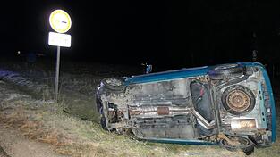 Das Auto lag nach dem Unfall quer im Graben. Das Auto lag nach dem Unfall quer im Graben.