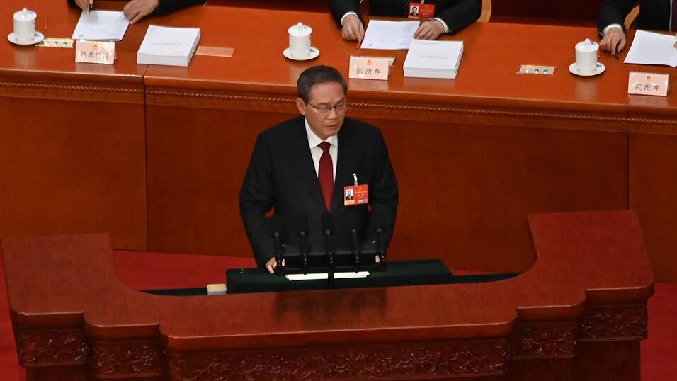 Chinas Ministerpr&auml;sident Li Qiang verliest den Arbeitsbericht der Regierung. Das Wachstumsziel ist so niedrig wie seit 1991 nicht mehr.