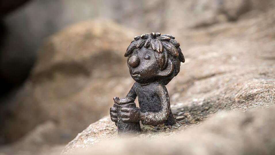 Eine Bronzefigur des Kobolds - mit Bierkrug - ziert den monumentalen Wittelsbacher Brunnen in der Innenstadt. Eine Bronzefigur des Kobolds - mit Bierkrug - ziert den monumentalen Wittelsbacher Brunnen in der Innenstadt.