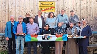 Freuen sich auf ein schönes Erlebnis: Initiatorin Sabine Böhlau (hinten, Dritte von rechts), die Akteure, die den Abend gestalten, und Bürgermeister Wolfgang Kürzinger (vorne, Dritter von links). Freuen sich auf ein schönes Erlebnis: Initiatorin Sabine Böhlau (hinten, Dritte von rechts), die Akteure, die den Abend gestalten, und Bürgermeister Wolfgang Kürzinger (vorne, Dritter von links).