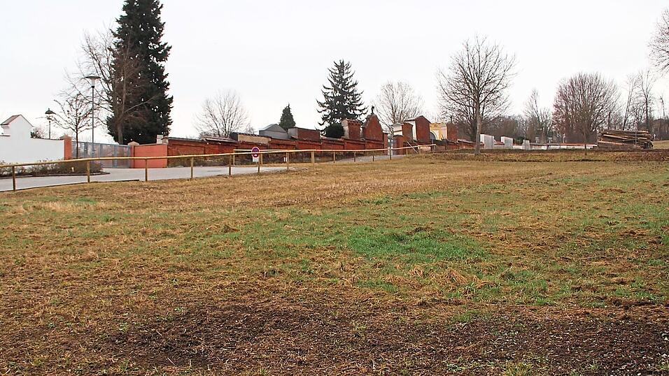 Auf dieser Fläche sollen fünf Wohnhäuser errichtet werden. Ob der Boden da mitspielt? Anwohnern hatten bereits schriftlich Bedenken hinsichtlich Hangfestigkeit und Oberflächenwasser geäußert, ehe sich der Bauausschuss überhaupt mit dem Vorhaben befasste. Auf dieser Fläche sollen fünf Wohnhäuser errichtet werden. Ob der Boden da mitspielt? Anwohnern hatten bereits schriftlich Bedenken hinsichtlich Hangfestigkeit und Oberflächenwasser geäußert, ehe sich der Bauausschuss überhaupt mit dem Vorhaben befasste.