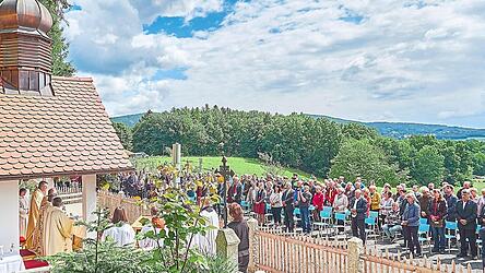 In großer Schar feierten die Gläubigen aus nah und fern die Messe unter freiem Himmel, hoch über der Ortschaft Ried.