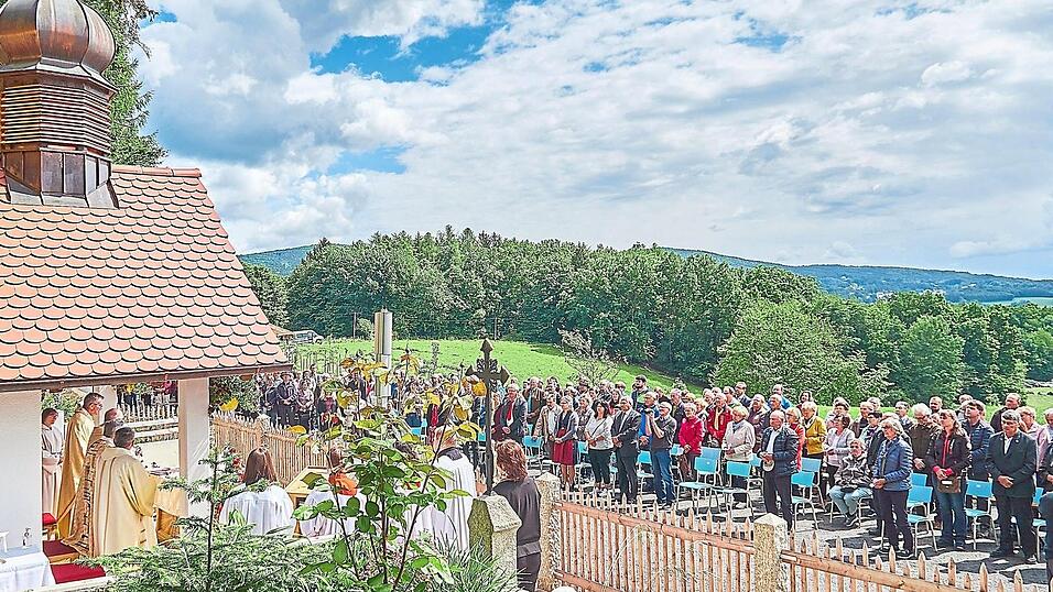 In großer Schar feierten die Gläubigen aus nah und fern die Messe unter freiem Himmel, hoch über der Ortschaft Ried. In großer Schar feierten die Gläubigen aus nah und fern die Messe unter freiem Himmel, hoch über der Ortschaft Ried.