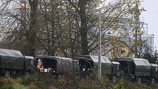 Soldaten der polnischen Armee laden in der N&auml;he der Stelle, an der eine Rakete auf einem Acker einschlug, Ausr&uuml;stung aus ihren Lastwagen. Nach dem t&ouml;dlichen Einschlag einer Rakete in Polens Grenzgebiet zur Ukraine hat Pr&auml;sident Andrzej Duda Entwarnung gegeben.